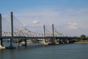 Read more about the article Louisville’s Top Real Estate Options for Sellers: Comparing Flat-Fee Models like 1 Percent Lists Purple Door vs. Traditional Agents